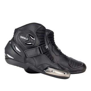 Deux bottes de moto noir avec pointe en métal.