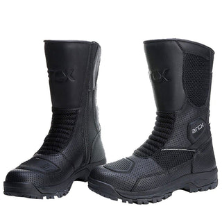 Deux bottes de moto noire en cuir sur fond blanc.
