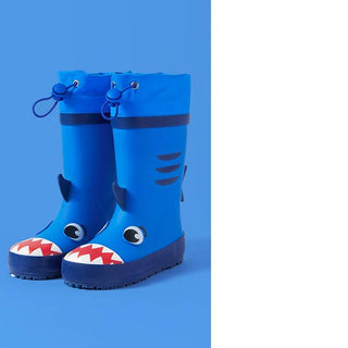 bottes de pluie bleues imprimé requin, sur fond bleu et blanc