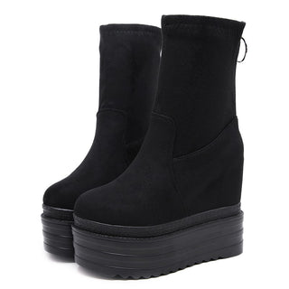 Paire de chaussures noires en daim à plateformes