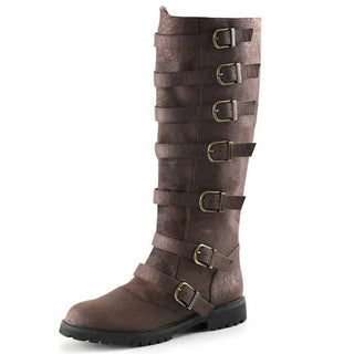 Botte de viking en cuir marron haute sur fond blanc.