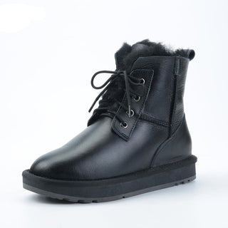 Bottes imperméables et chaudes en cuir noir et à lacets sur fond blanc.