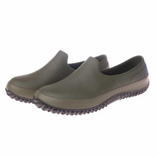 Bottes bases de jardin vert kaki sur un fond blanc