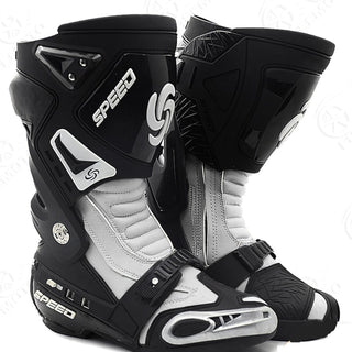 Botte de moto haute noire et blanche sur fond blanc.