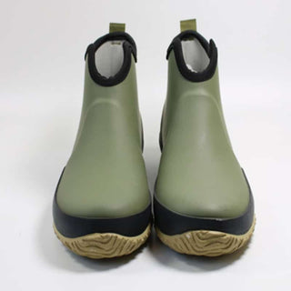 Paire de bottines verte de face sur fond blanc.