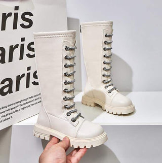 Très jolies bottes beiges lacées avec des lacets noirs. Semelles caoutchouc beige.