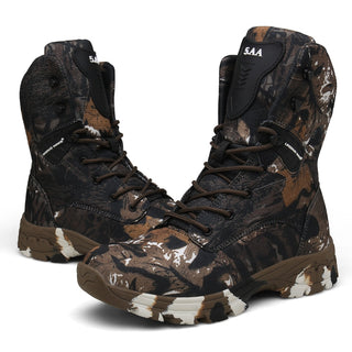 Bottes de chasse camouflage militaire sur fond blanc. Les bottes ont des lacets.
