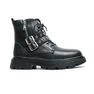 Bottes gothiques noires en cuir pour homme sur fond blanc.