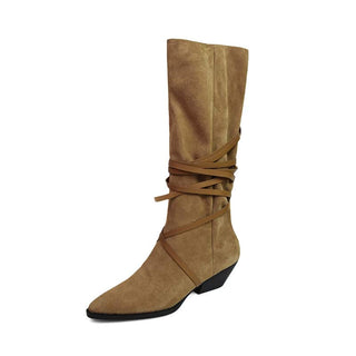 Bottes style mollet large en pointe pour femme marron sur fond blanc.