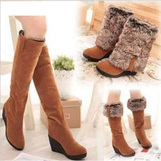 Bottes marrons en daim et fourrure hautes , mi-hautes et bottines sur sol blanc