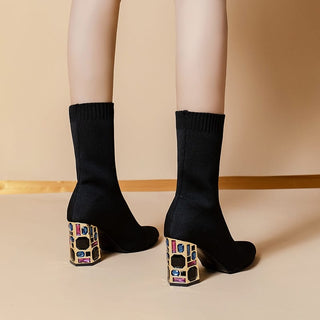 Zimní boty s čtvercovými podpatky a fantazijními šperky z látky