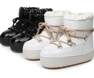 Photo de 2 paires de bottes de neige type après-ski blanches et noires