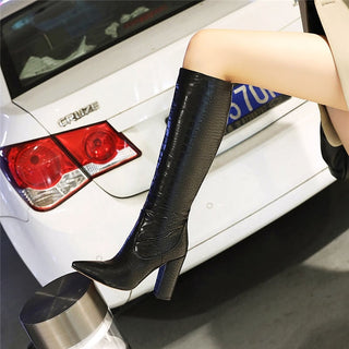 Női krokodilmintás magassarkú csizma