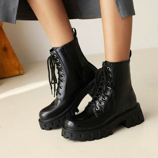 Snørebåndstøvler med krokodillemønster