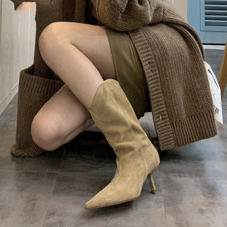 Bottes beiges à talons aiguilles bout pointu femme accroupie gilet long beige