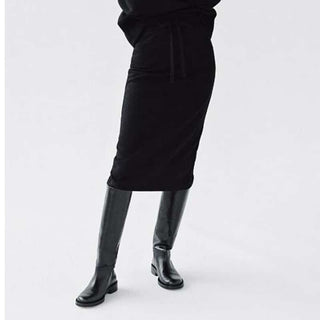 Tyylikkäät suorat saappaat naisille