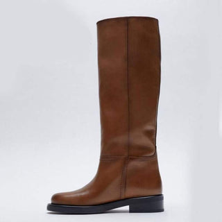 Tyylikkäät suorat saappaat naisille