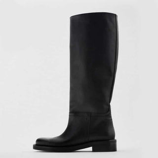 Tyylikkäät suorat saappaat naisille