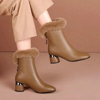 Jambes de femme, bottines kaki à talon, avec de la fourrure, sur fond marron