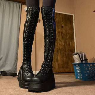 Botas góticas altas con cordones