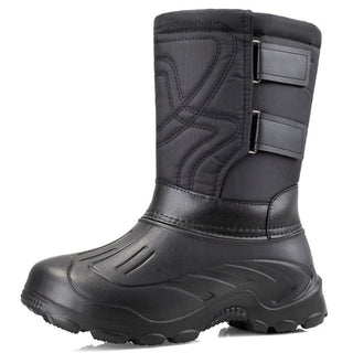 une chaussure Botte de de neige pour homme, imperméable noire et aussi utilisable pour la neige , présentée sur fond blanc