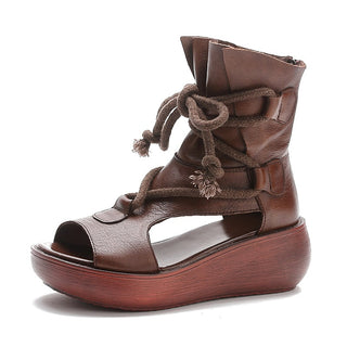 Bottes sandales en cuir véritable avec semelle compensée pour femme, la chaussure est marron et présentée sur fond blanc