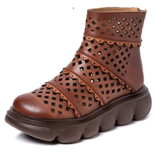 Bottes en cuir véritable perforé pour femme, chaussure est marron et présentée sur fond blanc
