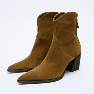 Bottes pour femme à talons hauts carrés marron présentées posées l'une à côté de l'autre et légèrement en biais, sur fond blanc