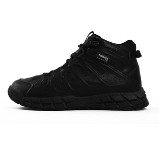 Chaussure montante de marche en cuir toute noire, présentée seule de profil, avec une étiquette noire au niveau de la cheville.