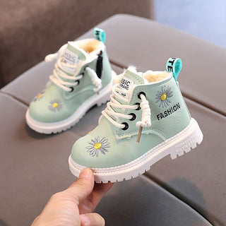 Bottes de neige fille avec motif de fleur présenté en vert par une main