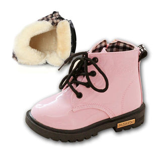 Bottes de neige fille en simili cuir rose présentée sur fond blanc