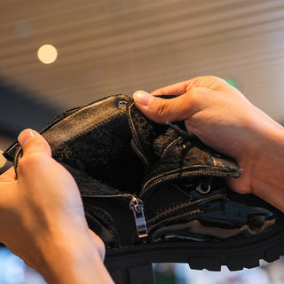 Botas de menina altas com decoração de grandes fivelas