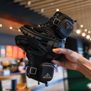 Botas de menina altas com decoração de grandes fivelas