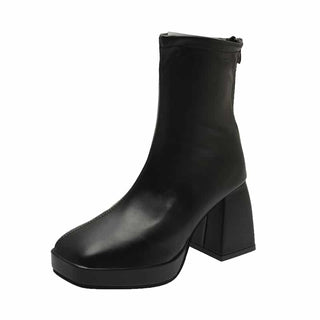 Bottes à talon femme élégantes avec talon carré noires présentée sur fond blanc