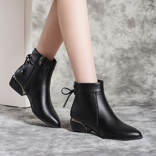 Short flat women's boots in synthetic leather