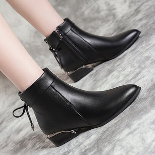 Short flat women's boots in synthetic leather