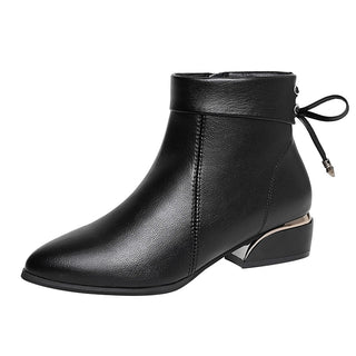 Bottes plates femme courtes en simili cuir présentée sur fond blanc