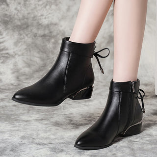 Short flat women's boots in synthetic leather