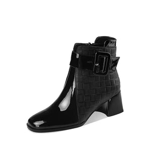 Bottes plates femme courtes en simili cuir sophistiquées noires sur fond blanc