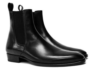 Paire de bottines noire en cuir lisse pour homme côte à côte de trois-quart sur fond blanc.