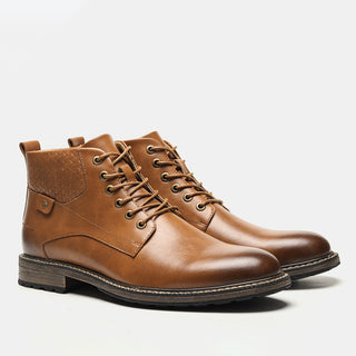 Paire de bottines en cuir marron à lacets, avec le bout et la semelle plus foncés que le reste de la chaussure. Côte à côte de trois-quart sur fond blanc.