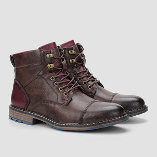 Paire de bottines homme marron vintage, à lacets avec doublure au bout de la chaussure. De trois-quarts sur fond gris.