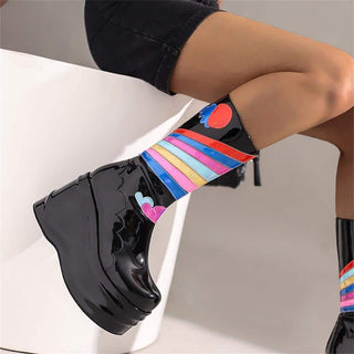 Fekete lakk platformos dizájnos csizmák