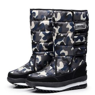 Deux bottes de ski couleur camouflage gris sur un fond blanc