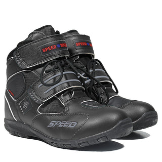Bottes de moto noires avec lacets.
