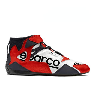 Belle botte de course rouge blanche et noire sur fond blanc.