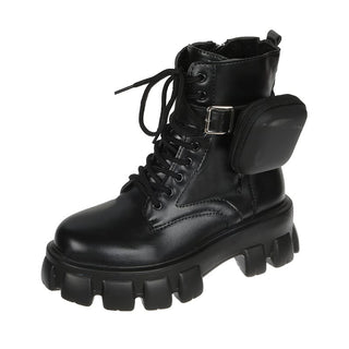 Bottines noires à bout rond et semelle crantée. Pochette zippée sur le côté. Lacets et boucle.