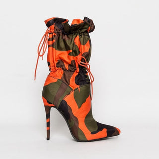 Botte à talon avec motifs camouflage orange et vert.
