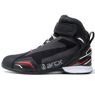 Bottes de moto noir d'été basse sur fond blanc. Le talon de la botte est blanc et des rayures rouges sont présentes sur les côtés.