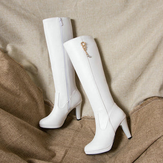 Grandi stivali bianchi con tacco da donna